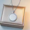 Collar con Colgante Redondo Best-Seller Transfronterizo Europeo y Americano con Texto Grabado, Acero Inoxidable, Estilo de Nicho de Alta Gama, Cadena para Clavícula para Vestir en Festividades