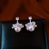 Brincos Assimétricos de Flor com Gota de Pérola e Agulha de Prata, Simples, Modernos, Brincos de Luxo, Brincos Exquisitos e Versáteis, Estilo de Nicho