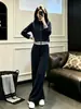 Nueva colección Otoño/Invierno 2026: un conjunto de dos piezas elegante y juvenil para mujeres petite, con un top de punto y pantalones de pierna ancha