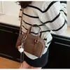 Bolso pequeño cuadrado de alta gama estilo coreano para mujer, nuevo bolso Boston tipo almohada vintage otoño 2026, bolso de hombro y bandolera