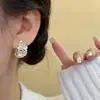Pendientes de Flor de Concha de Racimo Completo de Aguja de Plata Anillo en C Pendientes de Botón Ligeros de Lujo de Gama Alta Femeninos Elegantes Atmosféricos Hermosos Pendientes