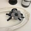 Horquilla con lazo de perla y capullo de flor de pata de gallo estilo Chanel de Corea del Sur para mujer, elegante y a la moda, con clip de tiburón en la parte posterior.