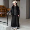 Conjunto moderno de tres piezas a rayas con capucha para otoño para niñas: chaleco casual, sudadera y pantalones - un atuendo elegante y genial
