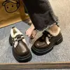 Mocassins femininos de sola grossa com forro de pelúcia, novo modelo de inverno 2026, sapatos pequenos de couro pretos estilo britânico, sapatos femininos peludos de sola macia