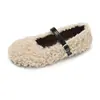 Sapatos felpudos de sola reta da moda para mulheres, projetados para uso ao ar livre, nova coleção outono/inverno 2026, forrados com fleece para aquecimento, sapatos casuais de calçar