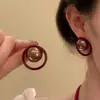 Pendientes de atmósfera otoño e invierno 2024 cuentas huecas negras flocadas pendientes retro atmósfera de temperamento de lujo ligero cara pequeña