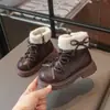 Botas estilo Martin para meninas, novo estilo de inverno 2026, botas de algodão forradas com fleece, estilosas e quentes para meninas pequenas, botas de princesa versáteis para crianças maiores