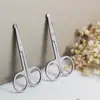 Al por mayor en stock Tijeras Redondas para Vello Nasal de Uso Doméstico Herramientas de Maquillaje Pegatinas para Doble Párpado Tijeras Pequeñas Especiales Tijeras de Maquillaje de Acero Inoxidable