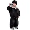 Jaqueta com Forro de Fleece para Meninos 2026 Outono e Inverno Nova Jaqueta de Couro Crianças Inverno Estilo Coreano Conjunto Bebê Roupas Acolchoadas Estilosas