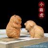 Talla de Madera de Tuya Pequeño Tigre Lindo Zodiaco Pieza de Mango de Tigre Pequeño Adornos de Mascota de Té Personalizados Adornos para Decoración de Coche Artesanías