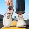 2026 Novos Sapatos Casuais Versáteis Tendência Moda Tênis Sola Grossa Aumento de Altura Sapatos de Pai Tênis de Corrida de Luxo Masculino