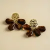 Pendientes Retro Europeos y Americanos de Metal Plegado Irregular con Borlas de Resina Pendientes Vintage Transfronterizos de Alta Gama Personalizados para Mujer