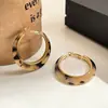 Pendientes únicos de estampado de leopardo estilo europeo y americano, nuevo modelo popular, pendientes de alta gama y elegantes, aros grandes, mismo estilo que los aros de carey de Xu Yan