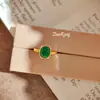 Anel Dourado com Calcedônia Verde Estilo Corte Vintage, Empilhável, Design de Luxo Leve