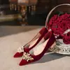 Zapatos de boda estilo Xiuhe para mujer, rojos, tacón grueso, cómodos para los pies, zapatos de novia, nuevo modelo 2025, zapatos de punta estilo chino para boda y recepción