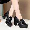 Novo Estilo Primavera e Outono Sapatos de Mãe com Saltos Grossos, Plataforma Impermeável, Sapatilhas de Boca Profunda, Saltos Altos, Solas Grossas, Sapatos de Couro Femininos para Aumentar a Altura, Peça Única