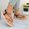 Sandálias chinelo de dedo com trama europeia e americana na parte de trás, sapatos femininos de tamanho grande para UE de comércio exterior, sandálias de palha com sola plana, atacado tamanho grande