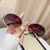 Gafas de Sol Metálicas Ovaladas Cruzadas Gafas de Sol para Mujer Montura Grande Gafas con Letras Gafas de Sol para Exteriores con Accesorios