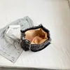 Bolsa de gran capacidad a cuadros bbao Explosiva bolsa para mujer 2023 otoño e invierno Nueva bolsa de mano con borde de lana para estudiantes universitarios