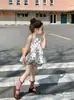 Verão 2026 Estilo Coreano Nova Roupa Infantil Meninas Saia de Cereja Fofa Top + Calça de Abóbora Colete Conjunto de 2 Peças