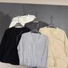 Camiseta Simples e Versátil de Manga Longa com Decote em V de Botão Único para Mulheres, Estilo Fino para Outono e Inverno, Corte Justo, Top com Design Único