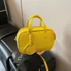 Nova Bolsa Quadrada Pequena Estilo Coreano para Mulheres da Primavera de 2026, Bolsa de Mão e Bolsa Transversal Versáteis e Simples com Pingente de Rosto Sorridente da Moda, Bolsa de Ombro