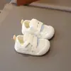 Zapatos de caminar huecos para bebé niño 2025 verano nuevo estilo para niña, zapatos de malla finos para niños, zapatos para bebé con suela suave