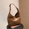Bolsa de axila com textura nova de design nicho para outono e inverno de 2022, bolsa de grande capacidade para o dia a dia, bolsa tote portátil fashion versátil