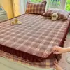 Sábana acolchada de terciopelo de leche estilo francés, pieza única, colcha de forro polar de coral para invierno, más un juego de tres piezas de protectores de colchón con forro de forro polar