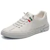 Nuevos zapatos de verano para hombre, zapatillas blancas transpirables, zapatos deportivos planos versátiles de moda estilo coreano, zapatillas casuales para hombre