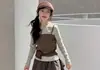 Camiseta de manga larga para niñas con diseño a bloques de color estilo retro de dos piezas falsas, nuevo modelo primavera y otoño 2026, conjunto de dos piezas con pantalones cargo de dobladillo con volantes