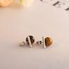 Pendientes de clip para orejas con piedra ojo de tigre de un carácter, placa para incienso repelente de mosquitos Maillard, accesorios de personalidad simples, aretes de joyería de alta gama versátiles