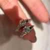 Anel Dinâmico de Diamante Cintilante para Mulheres, Luxo Leve com Design Flutuante de "Pequena Lâmpada", Anel de Dedo Indicador de Alta Qualidade, Joia de Nicho Exquisita e Fashion