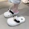Pantuflas Cerradas Antideslizantes de Moda y Sencillas 2025 Nuevo Estilo Verano y Otoño Sandalias Versátiles Cómodas de Suela Suave Casual para Exteriores para Mujer
