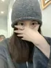 Gorro de lana color gris alpaca para mujer Otoño e Invierno Gorro de punto negro versátil que estiliza la cara gorro pequeño de punto para cabeza grande gorro para el frío