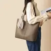 Bolsa de Mano 2026 Nueva Bolsa de Otoño e Invierno para Mujer de Alta Gama Piel Genuina Gran Capacidad para Viajar al Trabajo Hombro Axila Equipaje