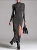 Vestido justo de manga longa e gola alta com franzido lateral, fenda irregular, saia longa bodycon em malha elástica