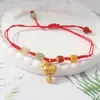 Pulsera de hilo rojo de moda para el Año de la Oveja, con un pequeño amuleto de oveja y un diseño similar al jade, con cierre de cordón ajustable, perfecta para el Año Nuevo. Disponible al por mayor