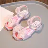 Sandalias para niñas 2025 verano nuevo niños suela suave moda estilo verano niños medianos y grandes niña pequeña zapatos de princesa Elsa