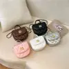 Bolsa elegante de alta gama para auriculares inspirada en Chanel con asa de perlas, bolso de cadena con diseño de diamantes, bolso cruzado de moda para mujer, bolso de hombro moderno