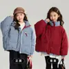 Casaco de Penas Infantil Pudding Haru 2025 Inverno Xadrez Azul e Branco Usável dos Dois Lados Casaco de Penas para Meninas 90 Penas de Pato Branco