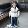 Conjunto de outono polo de manga comprida para meninos, novo modelo 2026, conjunto de duas peças com moletom estampado de letras para primavera para crianças pequenas, atacado