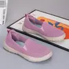 Sapatos Femininos de Tamanho Grande 35-42 Transfronteiriços Verão Novo Malha Respirável Biqueira Larga Confortáveis para Caminhada Antiderrapantes Sapatos para Idosos