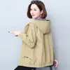 Abrigo corto para mujer, nueva moda de primavera, corte holgado para madres de mediana edad, gabardina casual talla grande, chaqueta con capucha para mujeres talla grande, adecuada para primavera y otoño