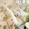 Conjunto de cama de quatro peças, espesso de inverno e forrado com fleece, incluindo uma saia de cama de flanela de coral de leite, um conjunto de três peças e um lençol de solteiro