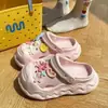 Chinelos de desenho animado antiderrapantes com sola grossa e dedos abertos, tamancos de praia Hello Kitty fofos que aumentam a altura para mulheres, estilo de verão