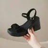 Nuevos Zapatos Abiertos de Tira Única Suaves con Suelas Gruesas, Tacones Altos, Tacones Gruesos, Sandalias Estilo Chanel para Mujer, Tacón Medio, Verano 2025