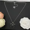 Novo Colar Estilo Chanel de Resina Preta Estrela com Diamantes e Borda Dupla C Dourado Claro Versátil Fabricante de Colares