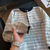 Suéter Gola Henley com Design Color Block Listrado Estilo Coreano para Homens e Mulheres Outono/Inverno Pulôver Casual Malha Estilo Retro Old Money