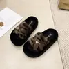 Chinelos de pelúcia doces para outono e inverno, para usar em ambientes internos e externos, que aumentam a altura, novos, de uma tira, para mulheres, com pelo, antiderrapantes, para casa, usar com meias grossas